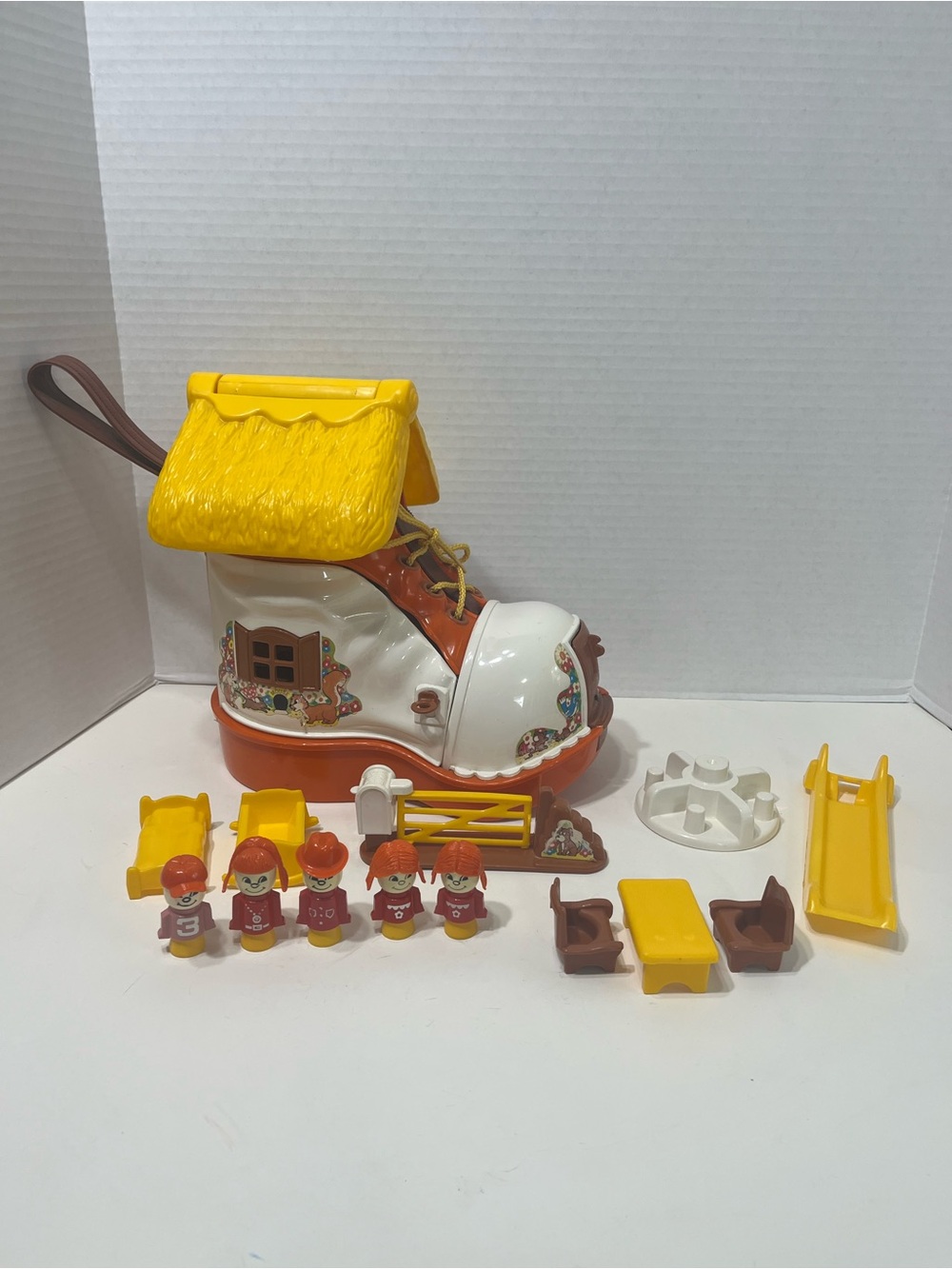 MATCHBOX 1977 vintage play boot live n learn shoe house with accessories playset